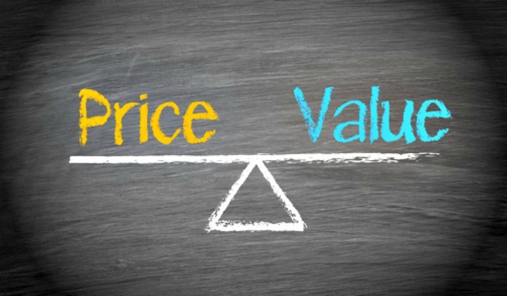 The words price and value balancing on a line over a triangle